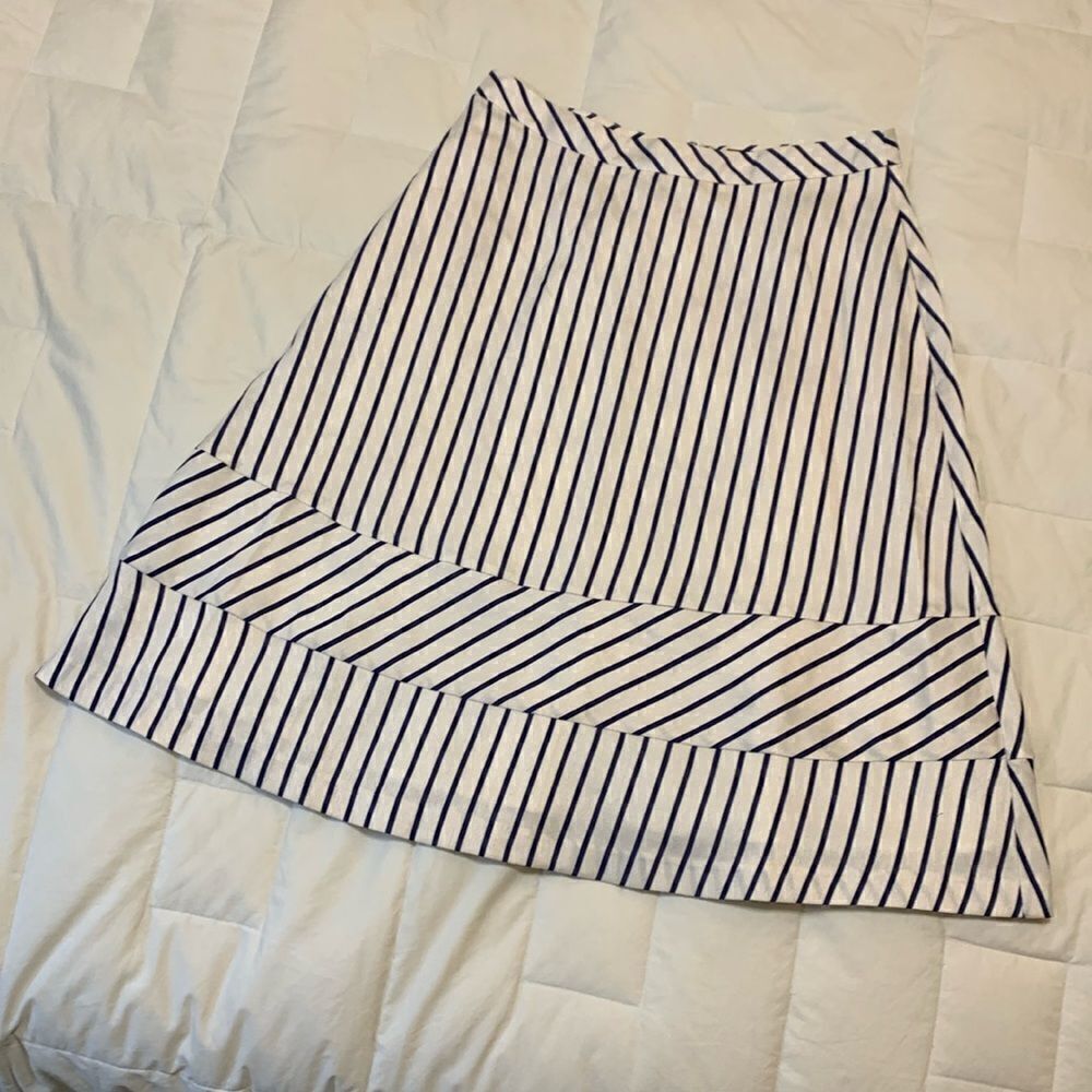 BANANA REPUBLIC, skirt, size 8 tall, white with blue stripes